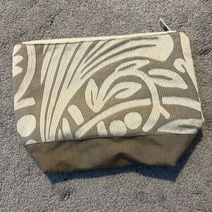 Elegant Beige and Cream Travel Bag